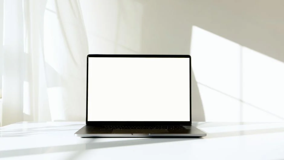 Des blocs en bois formant « web design » illustrent de façon créative un concept de design numérique.